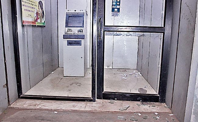 गिरिडीह : बरवाडीह में हंगामा, राहगीरों पर पथराव, वाहनों के शीशे तोड़े