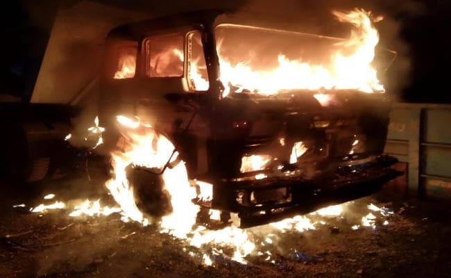 लातेहार के टीपीएसटी कोल साइडिंग में अपराधियों ने अंधाधुंध फायरिंग करने के बाद तीन हाइवा को जलाया