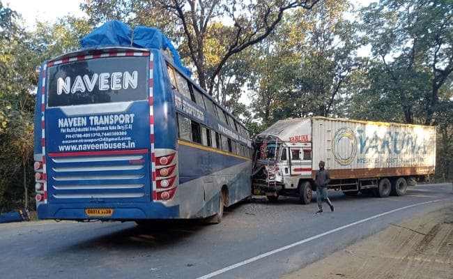Jharkhand : छत्तीसगढ़ से गया जा रही बस की रंका में ट्रक से हुई सीधी टक्कर, एक दर्जन यात्री घायल