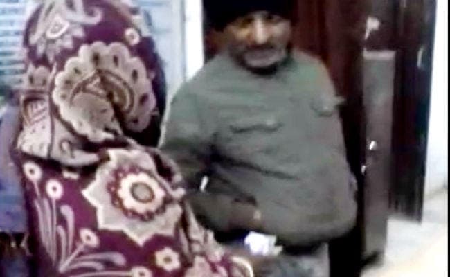 एंबुलेन्स ड्राइवर ने प्रसूता को घर से अस्पताल पहुंचाने के लिए 250 रुपये लिये, वीडियो वायरल