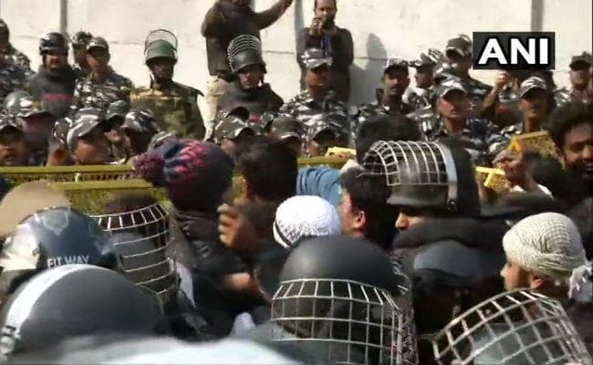 CAA के खिलाफ जामिया से निकले मार्च को रोकने पर प्रदर्शनकारियों की पुलिस से भिड़ंत