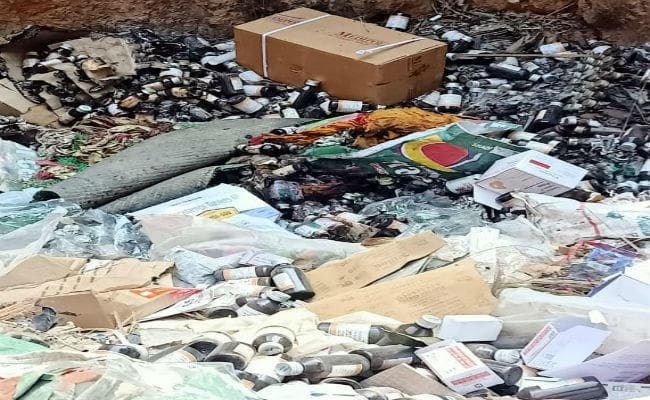 सतगावां में स्वास्थ्य केंद्र के बाहर कूड़े के ढेर में मिली भारी मात्रा में सरकारी दवाइयां, जांच के आदेश