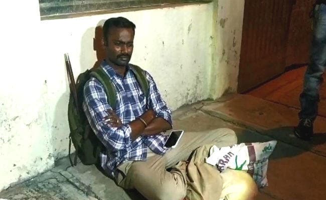 OMG : पुलिस के उस समय फूले हाथ-पांव, जब तलाकशुदा पत्नी के घर के सामने धरने पर बैठे IPS ऑफिसर