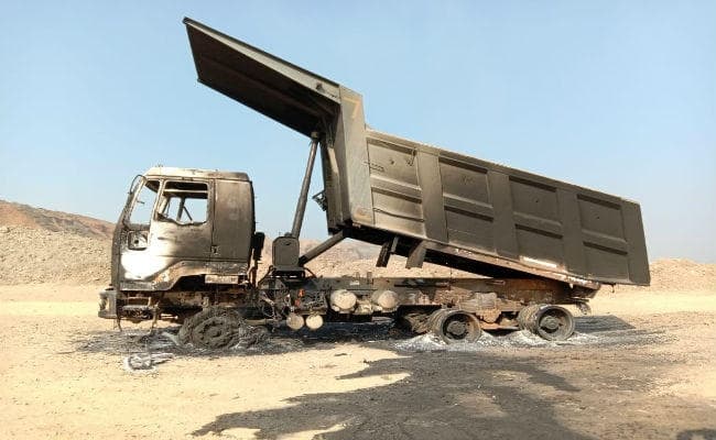 हथियार बंद अपराधियों ने पत्‍थर खदान में की ताबड़तोड़ फायरिंग, हाइवा को बम से उड़ाया