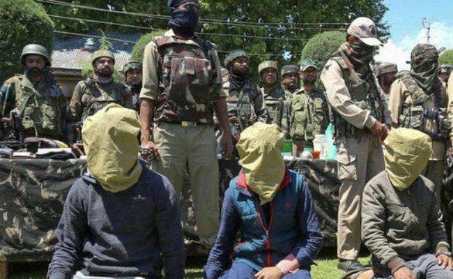 कश्मीर में आतंकवादी संगठनों के तीन संदिग्ध सदस्य गिरफ्तार