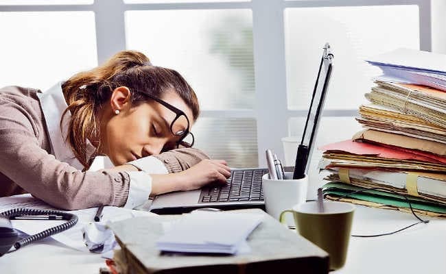 दिन भर नींद या सुस्ती बढ़ा सकती है गंभीर बीमारियों का खतरा