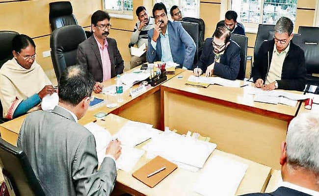 हजारों पद रिक्त, प्राथमिकता के आधार पर भरें : मुख्यमंत्री