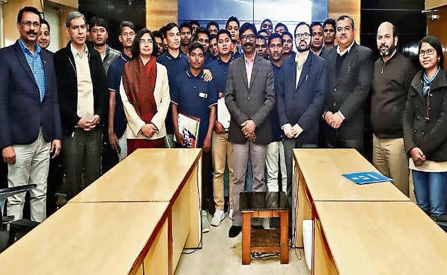 सीएम ने दिया छात्रों को नियुक्ति पत्र