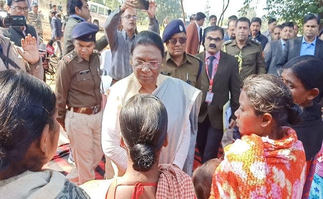 झारखंड की राज्यपाल द्रौपदी मुर्मू ने चाईबासा के बुरूगुलीकेरा में पीड़ित परिवार से की मुलाकात