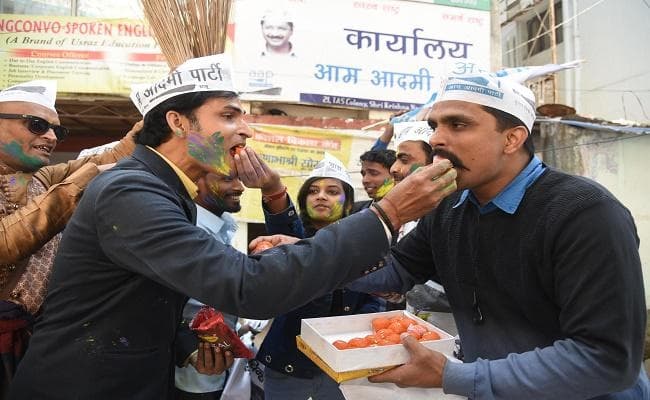 दिल्ली विधानसभा चुनाव नतीजों को लेकर आप के पटना दफ्तर में जश्न का माहौल