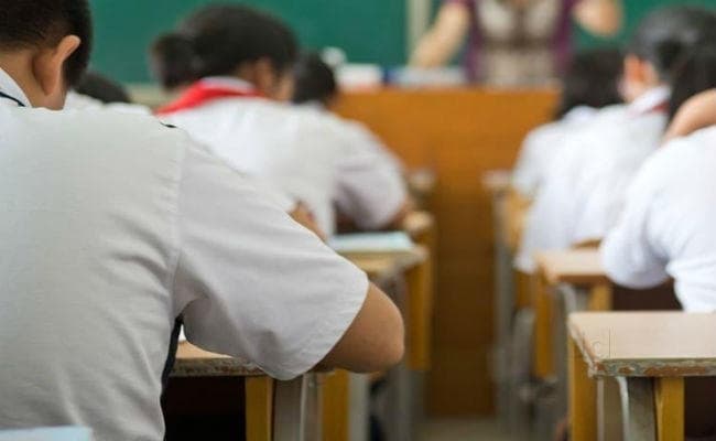 केरल में दो शिक्षकों ने बांटी माता सरस्वती वाली पुस्तिका, स्कूल प्रशासन ने भेजा छुट्टी पर