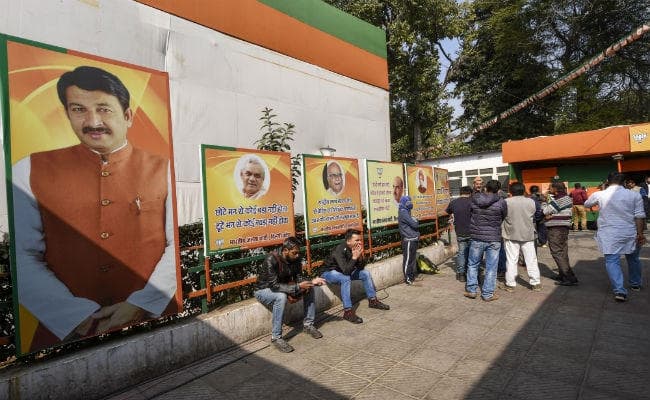 चुनाव के नतीजे के दिन भाजपा कार्यालय में ‘हार से हताश न हों'' लगाया गया का पोस्टर