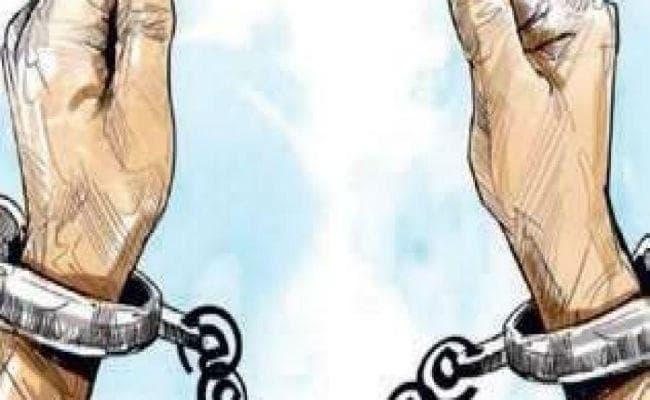 रैली के दौरान गिरफ्तार हुए 2,000 प्राथमिक शिक्षक