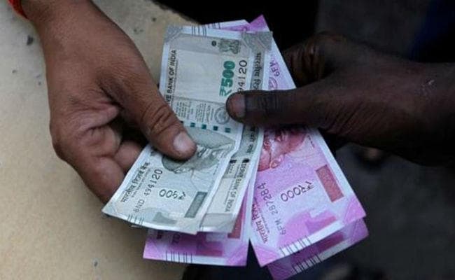 सात लाख रुपये ले भागा युवक