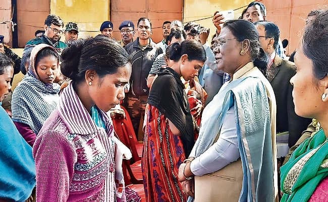 राज्यपाल पहुंचीं बुरुगुलीकेरा, लोगों ने फिर से जतायी हत्याकांड की आशंका, राज्यपाल ने कहा- नरसंहार दिल दहला देनेवाला