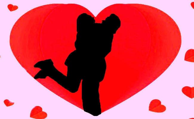 Valentine''s Week: Hug Day Wishes - ''झप्पी'' देता है दिल को सुकून, रिश्तों में बढ़ता है अपनापन