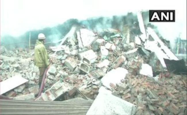 जम्मू में तीन मंजिला इमारत ढही,मलबे में तीन लोग दबे