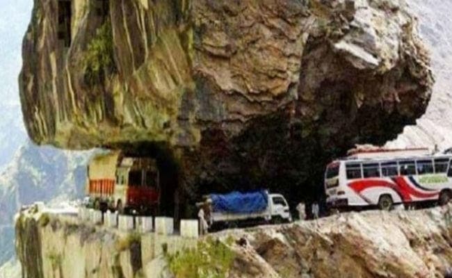 बच्चे का अंतिम संस्कार करने जा रहे थे परिवार के लोग, हुआ भयानक सड़‍क हादसा, गयी पांच की जान