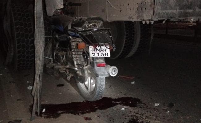 झारखंड में खड़े ट्रक में घुसी तेज रफ्तार बाइक, एक की मौत, दो घायल