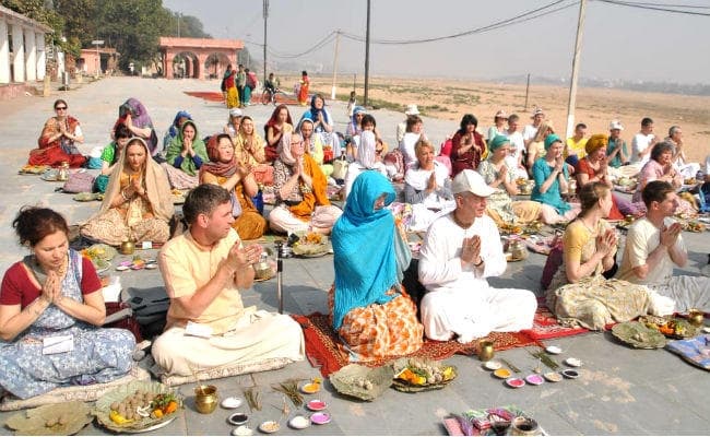 गया के विष्णुपद में संगम घाट पर 39 विदेशी तीर्थयात्रियों ने किया पिंडदान