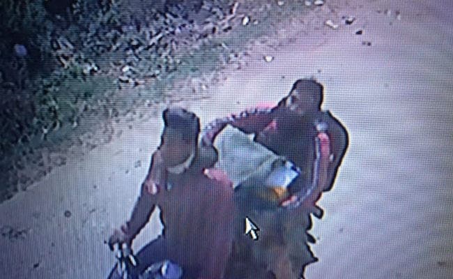 दरभंगा में  फाइनेंस कंपनी के ऑफिस से चार अपराधियों ने एक लाख 80 हजार रुपये से भरा बॉक्स लेकर बाइक से भागे, घटना सीसीटीवी में कैद