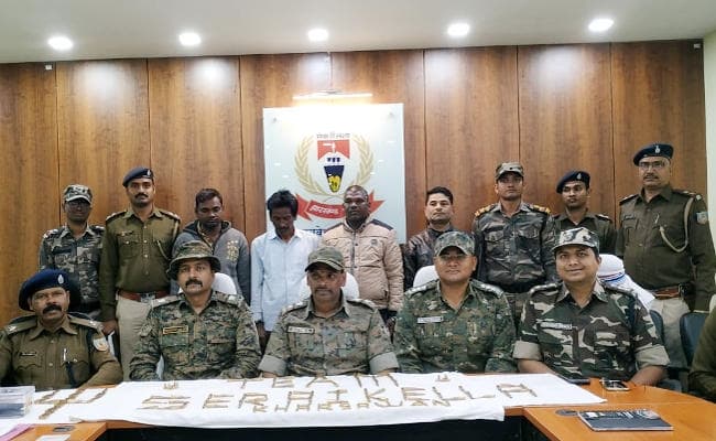 Jharkhand : सरायकेला-खरसावां में हथियारों का जखीरा बरामद, चार गिरफ्तार