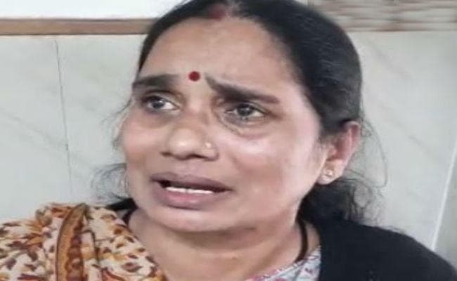 दोषियों को फांसी देने में देरी को लेकर निर्भया की मां ने अदालत के बाहर विरोध जताया