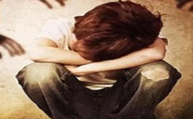 आठ साल के बच्चे को बहला-फुसलाकर गन्ने के खेत में ले गया पड़ोसी, फिर किया ये शर्मनाक काम