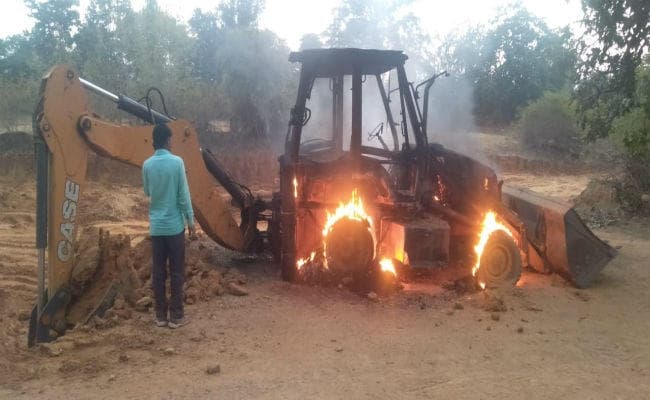 गुमला में उग्रवादियों का तांडव, जेसीबी जलाया, करोड़ों का सड़क निर्माण कार्य ठप