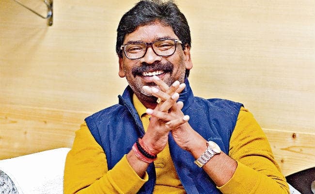 सीएम का निर्देश, हर जिले में एक मॉडल स्कूल होगा आवासीय