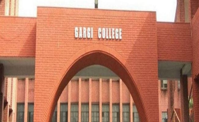 Gargi College Girls Allege Molestation: कॉलेज परिसर में छात्राओं को गलत तरीके से छूने वालों को पुलिस ने दबोचा