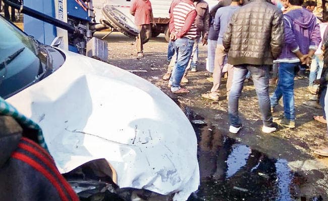 दरभंगा : डिवाइडर पार कर ट्रक से भिड़ी कार, डॉक्टर व ड्राइवर की मौत