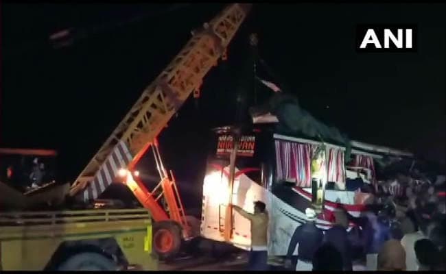 आगरा-लखनऊ एक्सप्रेस वे पर बड़ा हादसा, दिल्ली से बिहार जा रही बस ट्रक में घुसी, 14 की मौत, 31 घायल