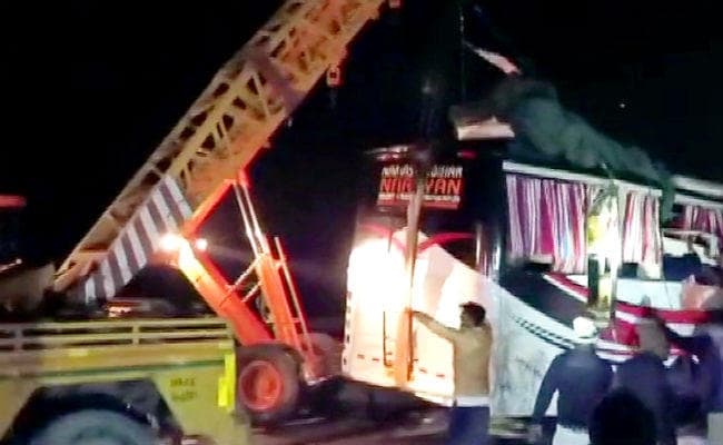 दिल्ली से बिहार आ रही नमस्ते बिहार बस आगरा लखनऊ एक्सप्रेस वे पर दुर्घटनाग्रस्त, 14 लोगों की मौत