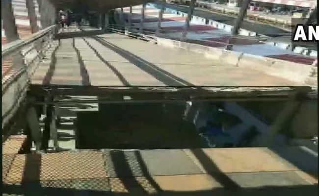भोपाल रेलवे स्टेशन पर बड़ा हादसा, फुटओवर ब्रिज का हिस्सा गिरा, कई घायल