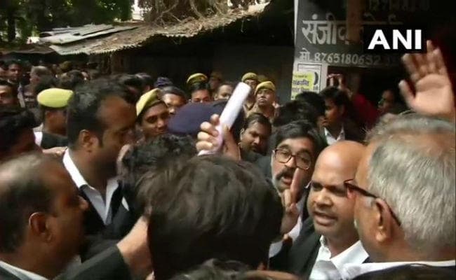 Bomb Blast At Lucknow Court News: लखनऊ के वजीरगंज कचहरी में देसी बम से अपराधियों ने किया हमला, मची अफरा-तफरी