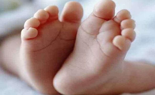 टीकाकरण के बाद बच्चे की मौत, परिजन व ग्रामीणों ने किया प्रदर्शन, लापरवाही का लगाया आरोप