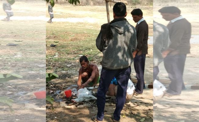 लातेहार : सड़क पर खुले में बिक रहे हैं मांस, नहीं हो रहा है प्रावधानों का अनुपालन