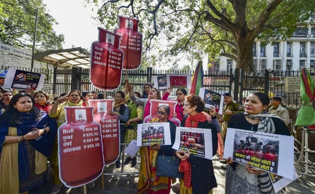 LPG कीमत में इजाफे के खिलाफ महिला कांग्रेस ने किया प्रदर्शन, मंत्री को सौंपा ज्ञापन