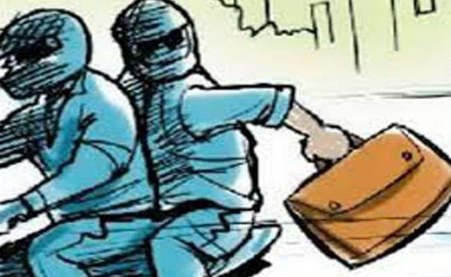 बंधन बैंक कर्मी से 49 हजार की लूट