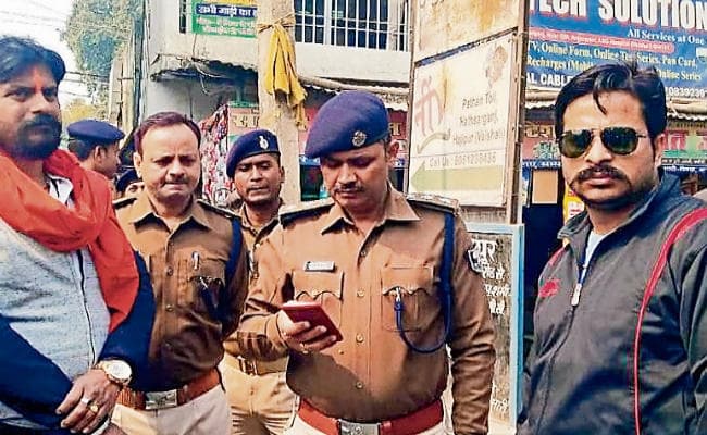 हाजीपुर में हिंदूपुत्र संगठन के राष्ट्रीय संरक्षक पर बम से हमला, बाल-बाल बचे