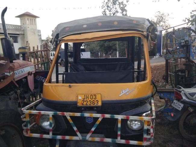 Jharkhand : तिलक चढ़ाने पलामू से गढ़वा आये लोगों का टेंपो पलटा, एक की मौत, आधा दर्जन घायल