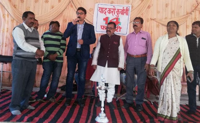 लातेहार : पुलवामा के शहीदों को दी गयी गीतों की श्रद्धांजलि