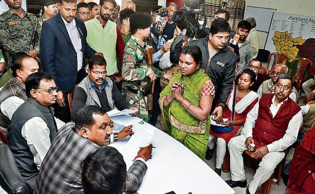 रांची : जनता दरबार में पहुंची महिला ने मंत्री बन्ना गुप्ता से लगायी गुहार, मंत्री ने कराया 35 हजार माफ