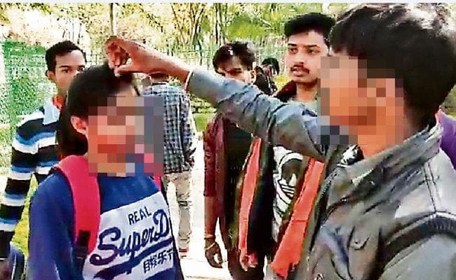 वेलेंटाइन डे पर उत्पात : पार्क पहुंचे बजरंग दल कार्यकर्ता, जबरन प्रेमी से प्रेमिका की मांग भरवायी