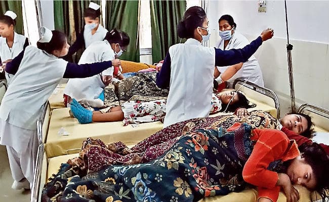 चाईबासा : 178 छात्राओं को फूड प्वाइजनिंग 72 अस्पताल में भर्ती करायी गयीं, कई बीमार छात्राओं की छूटी परीक्षा