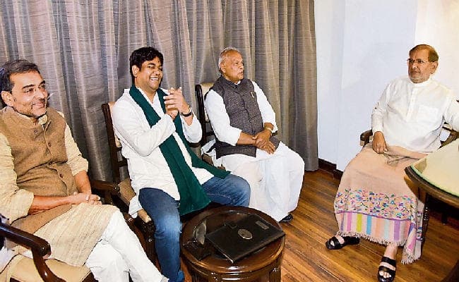 महागठबंधन व वाम दलों को एक मंच पर लाने की पहल करेंगे शरद यादव, बंद कमरे में हुई बातचीत