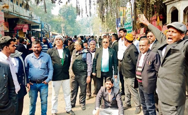 गोपालगंज में बदमाशों ने दिया घटना को अंजाम, वकील को मारी गोली, हंगामा