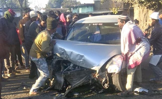 गढ़वा से रांची आ रही कार चान्हो में पेड़ से टकरायी, कार के परखच्चे उड़े