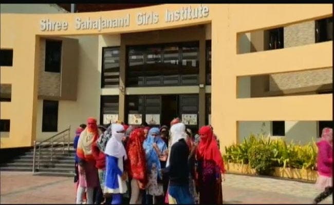 गुजरात : लड़कियों से कपड़े उतरवाने के मामले में इंस्टीट्यूट के प्रिंसिपल सहित चार पर प्राथमिकी